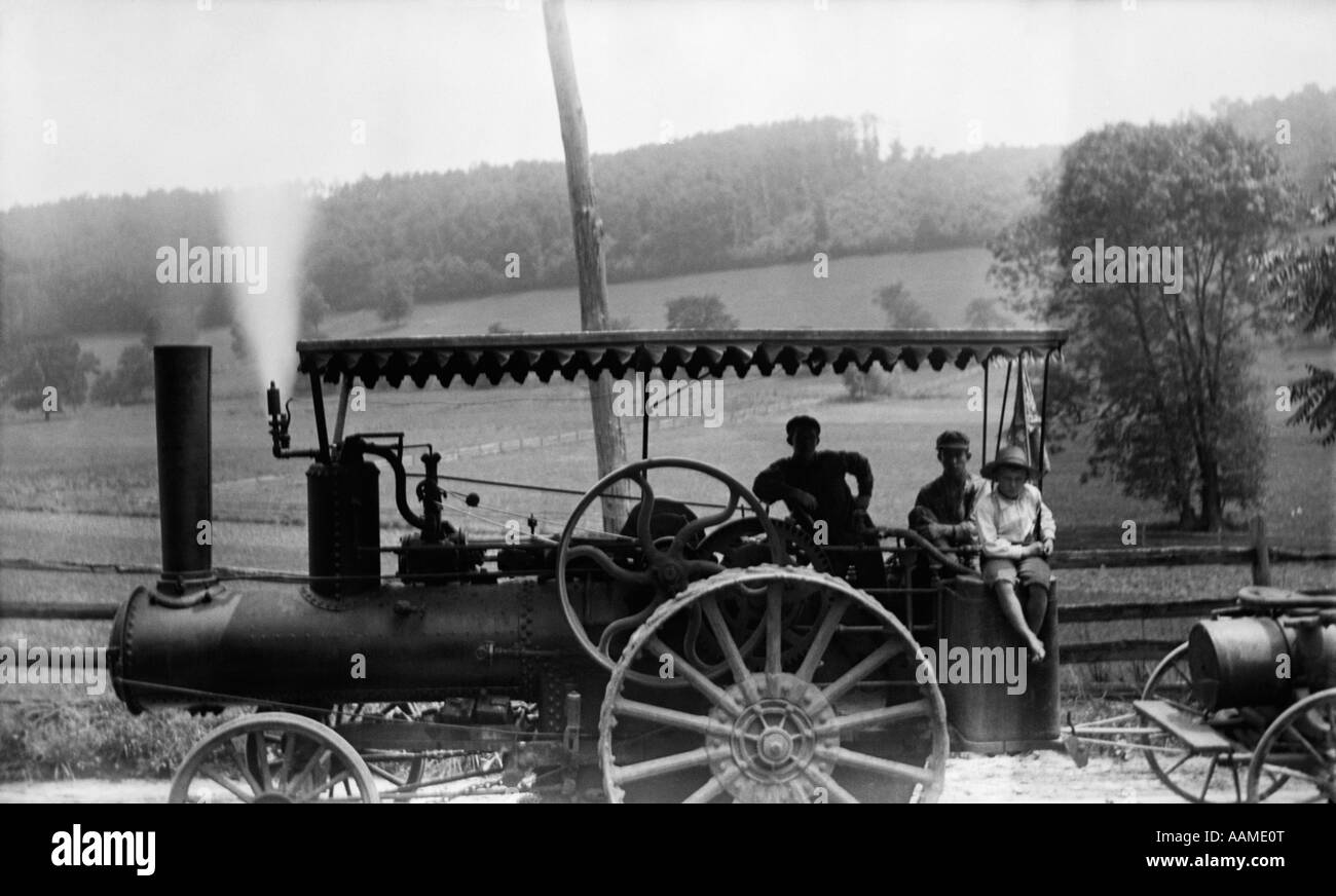 1890s 1900 svolta del secolo gruppo di tre uomini a cavallo su grandi trattori a vapore Foto Stock