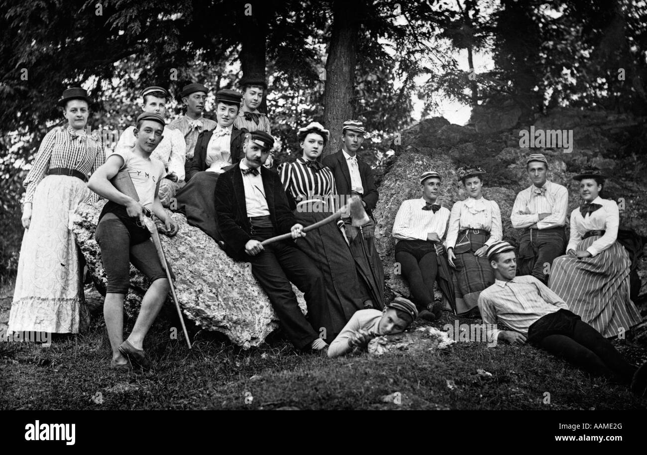 1890s 1900 svolta del secolo gruppo di studenti adolescenti SULLE ATTIVITÀ RICREATIVE escursione nei boschi Foto Stock