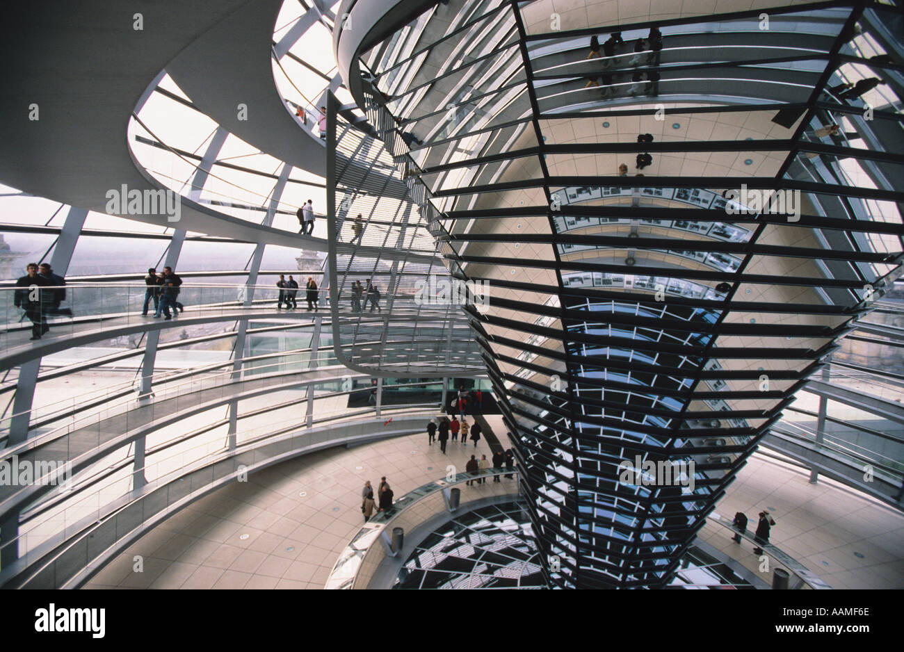 La cupola di vetro sul nuovo Bundestag utilizza specchi di luce di canale al Parlamento europeo discutiamo chambre Berlino Germania Foto Stock