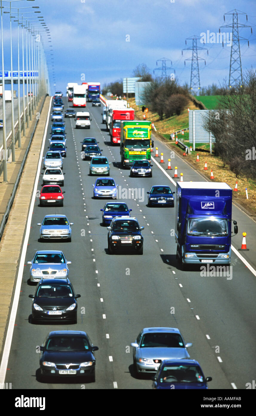 Il traffico pesante di camion e auto sulla autostrada M1 nei pressi di Hertfodshire Luton Regno Unito Foto Stock