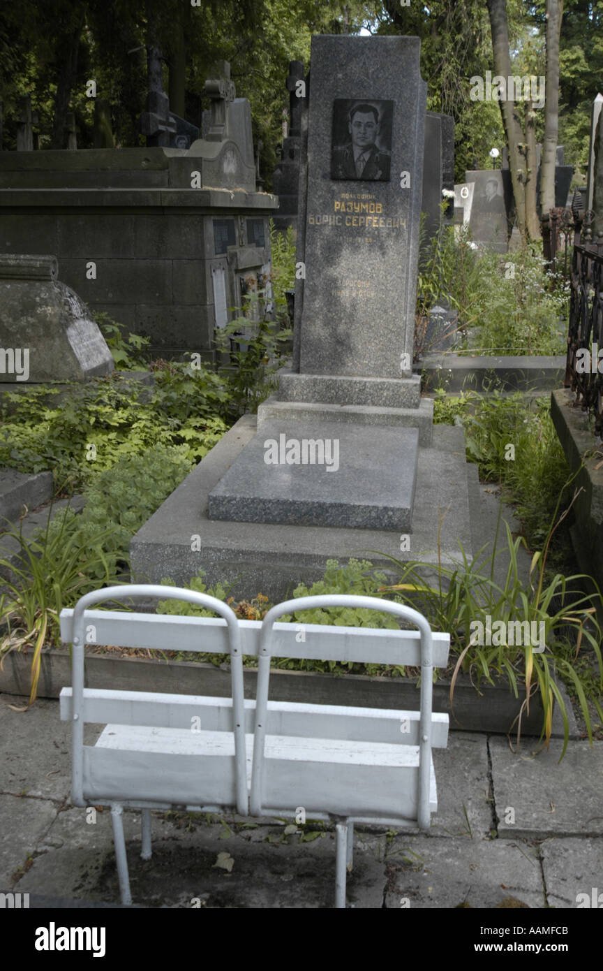 Lviv, Lychakivske cimitero, banca doppia di fronte a gravi per i parenti Foto Stock