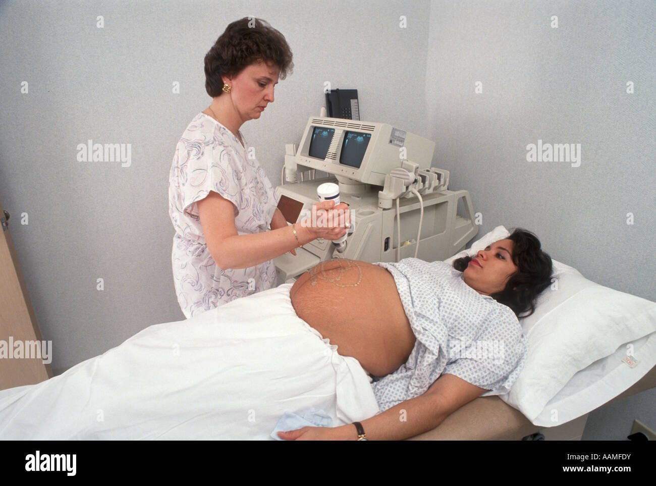 La donna incinta è preparata per un test a ultrasuoni Foto Stock