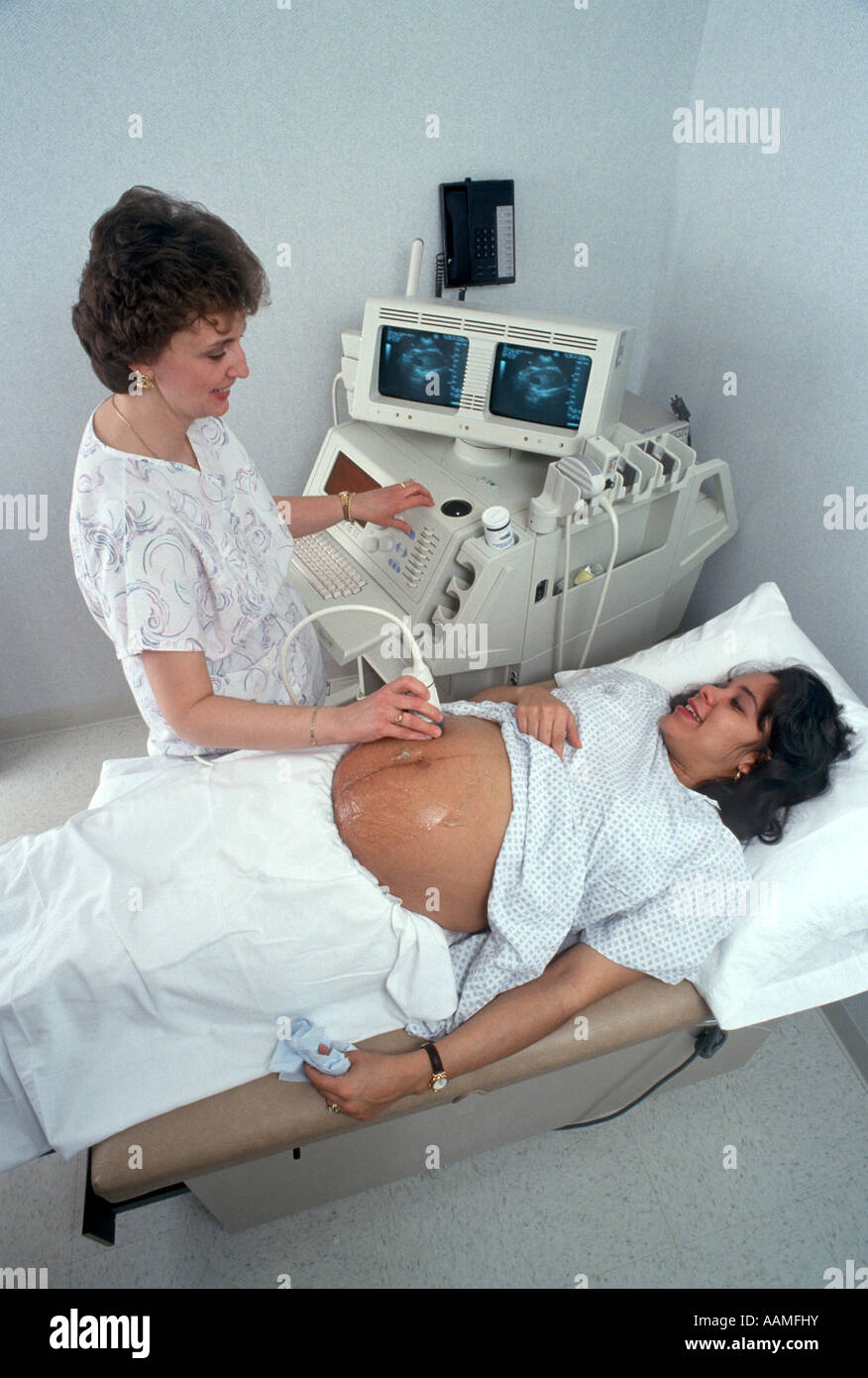 Operatore medico colloqui con pazienti in stato di gravidanza durante la procedura a ultrasuoni Foto Stock