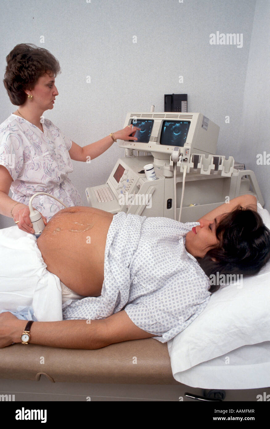 Donna incinta subisce prova ad ultrasuoni Foto Stock