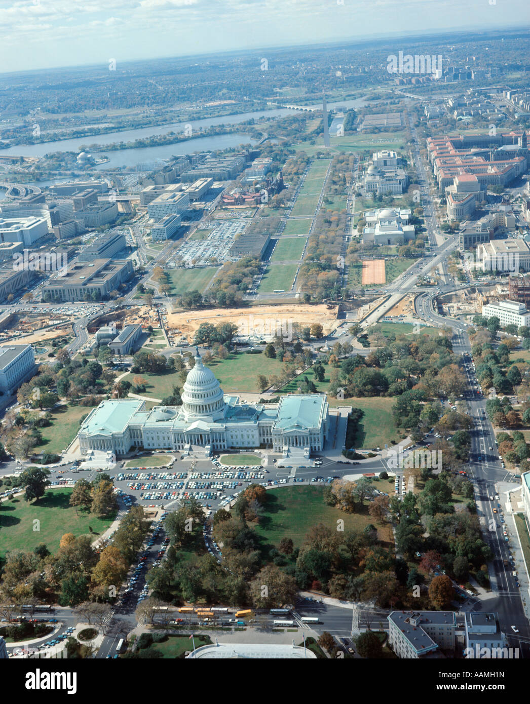 Anni sessanta antenna Capitol Building e la zona circostante a Washington DC che mostra la costruzione della Piscina a Specchio del Campidoglio Foto Stock