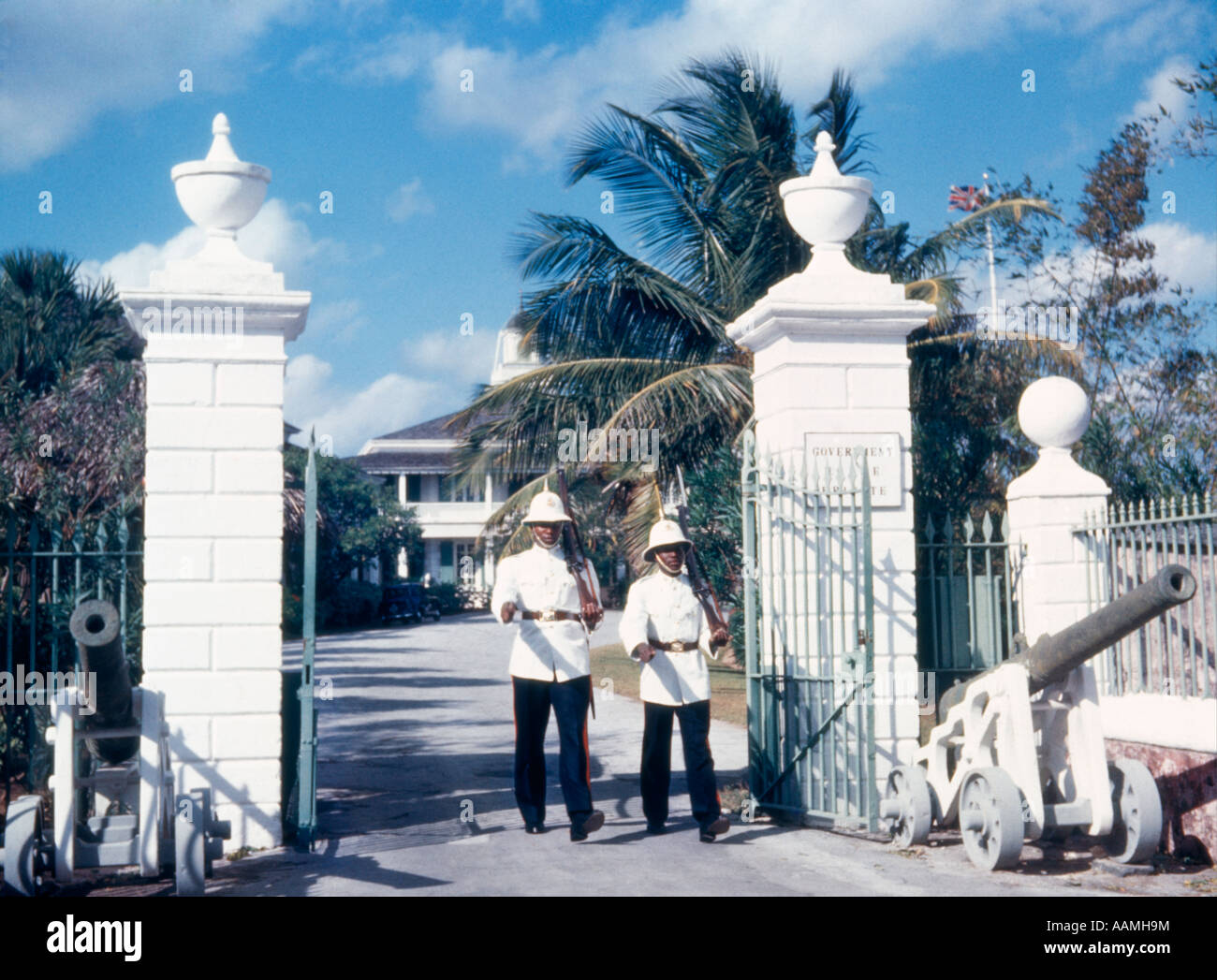 La sede del governo NASSAU BAHAMAS GATES WEST INDIES soldati fucili 1960 anni sessanta retrò Foto Stock