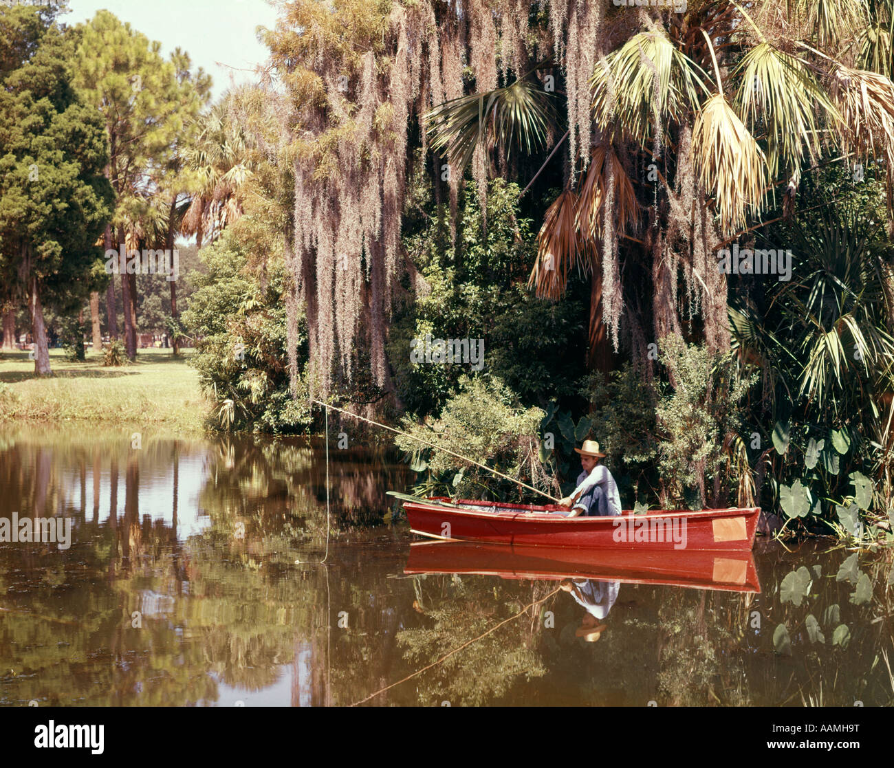 La pesca in Louisiana BAYOU BARCA FISHERMAN UOMO Foto Stock