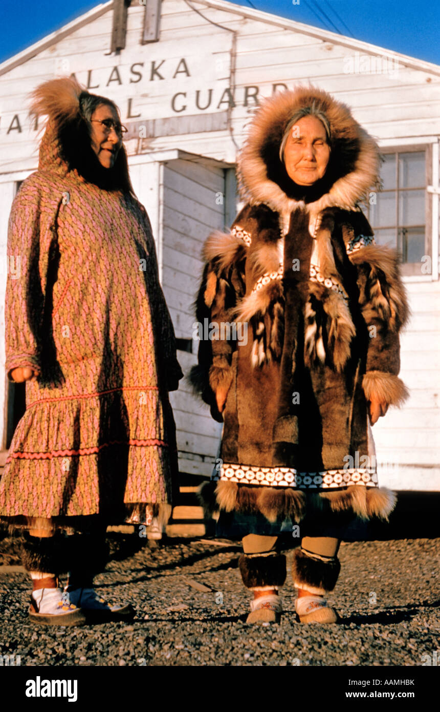 Anni sessanta 2 ELEDERLY donne Inuit eschimese costume di pelliccia ESTATE  & INVERNO PARKA FASHION KOTZEBUE AK OCEANO ARTICO nativo americana Foto  stock - Alamy