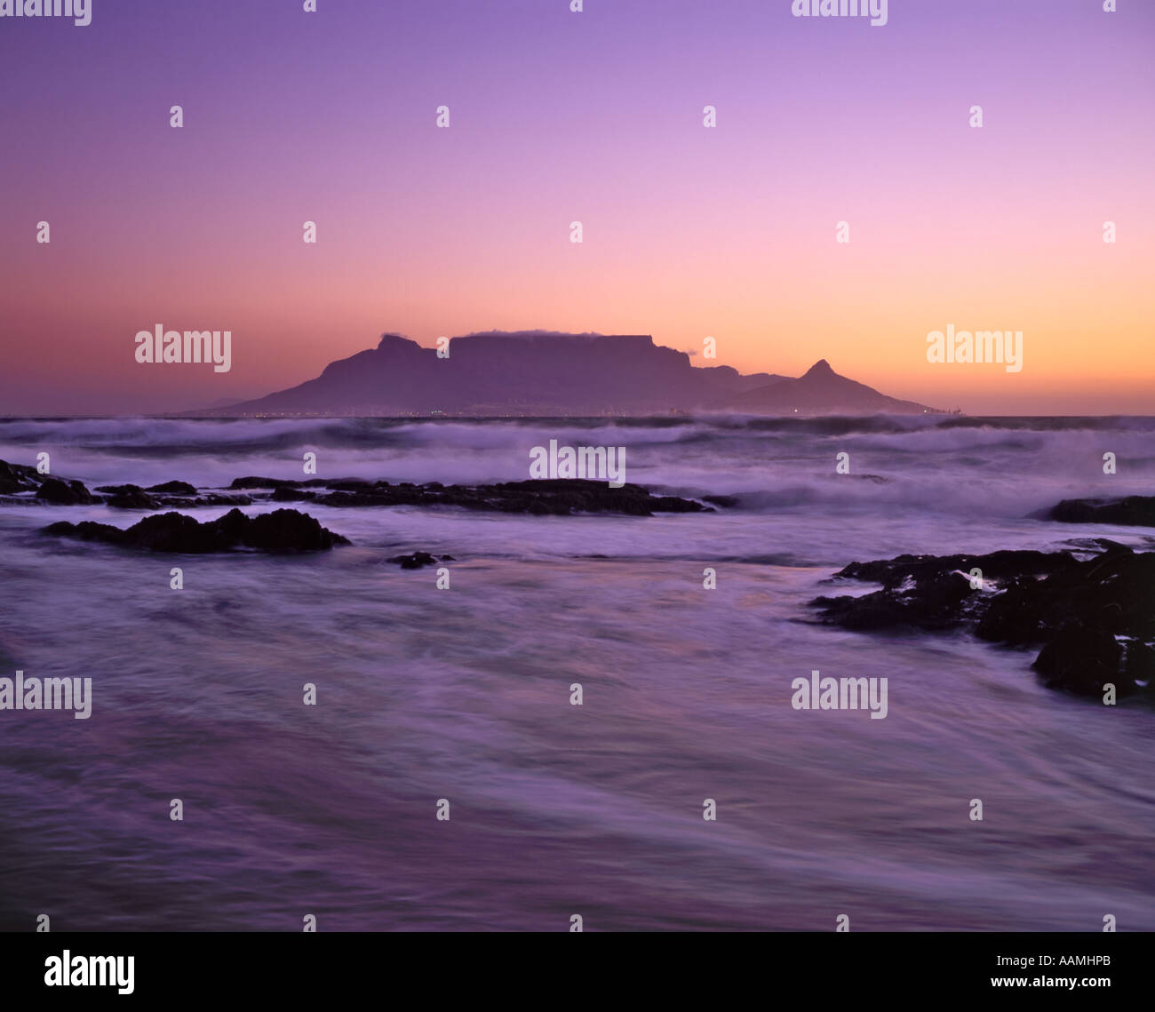 La Table Mountain e Cape Town al crepuscolo, da Bloubergstrand, Sud Africa Foto Stock