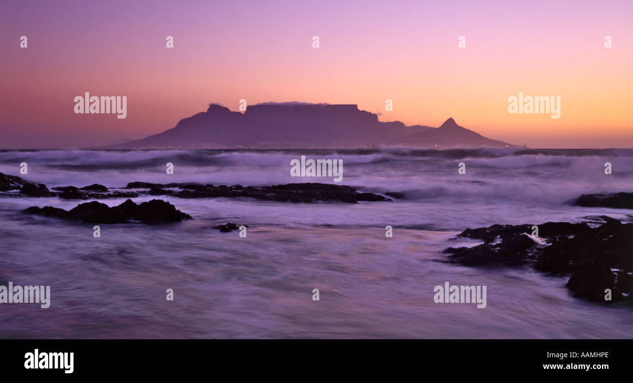 La Table Mountain e Cape Town al crepuscolo, da Bloubergstrand, Sud Africa Foto Stock