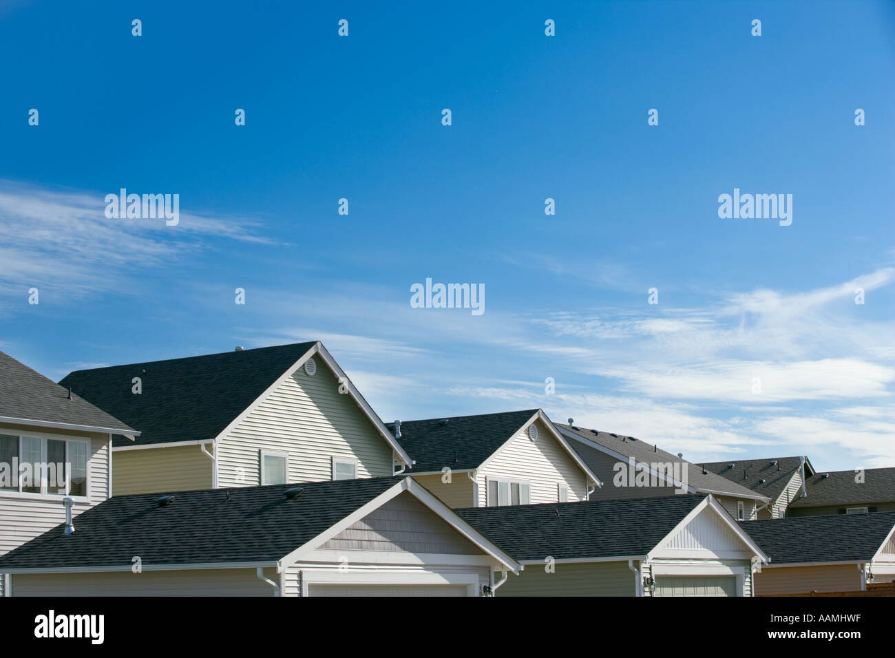 Fila di case suburbane e cielo Foto Stock