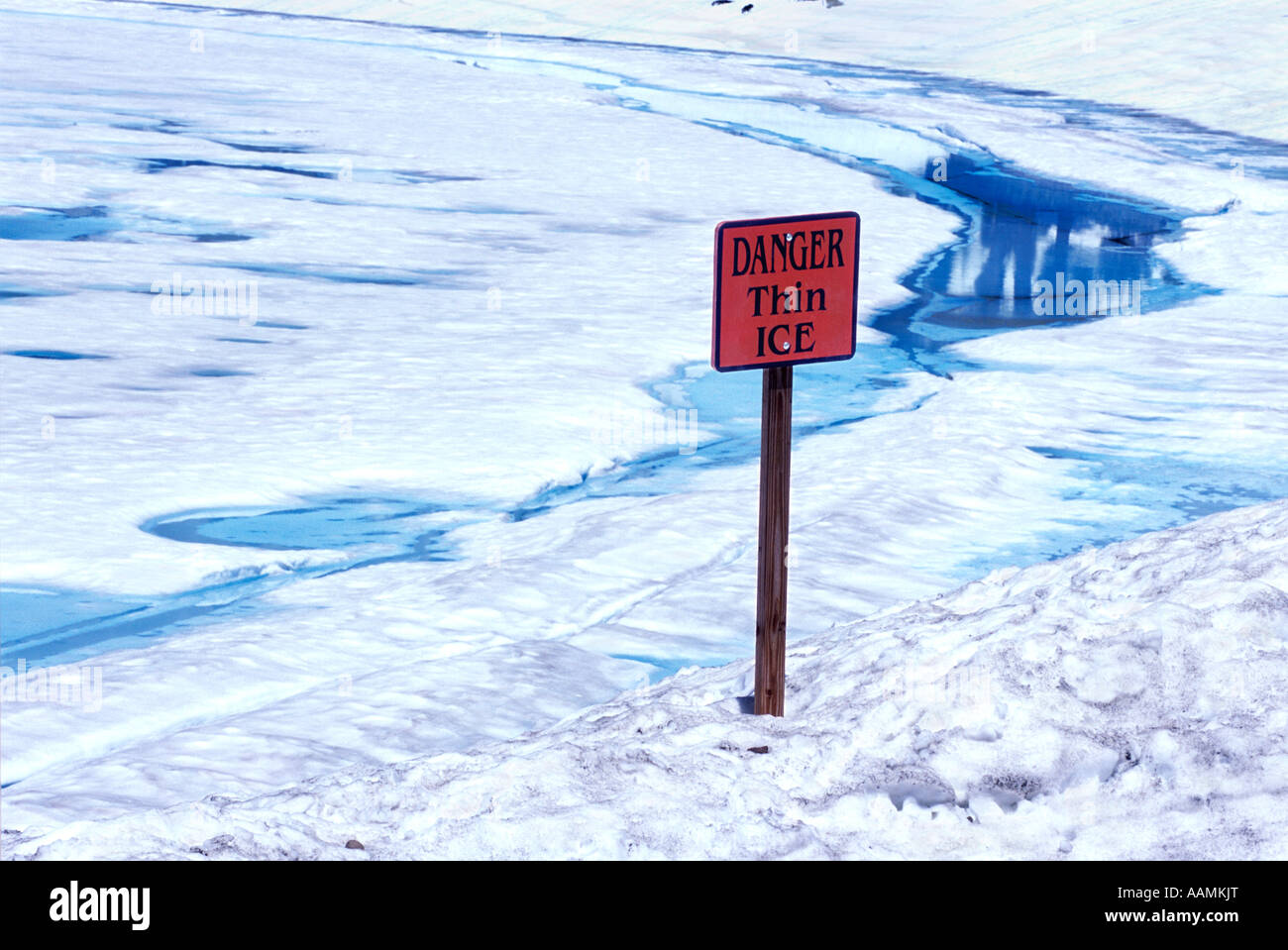 Segno dal lago ghiacciato di avvertimento del ghiaccio sottile Foto Stock
