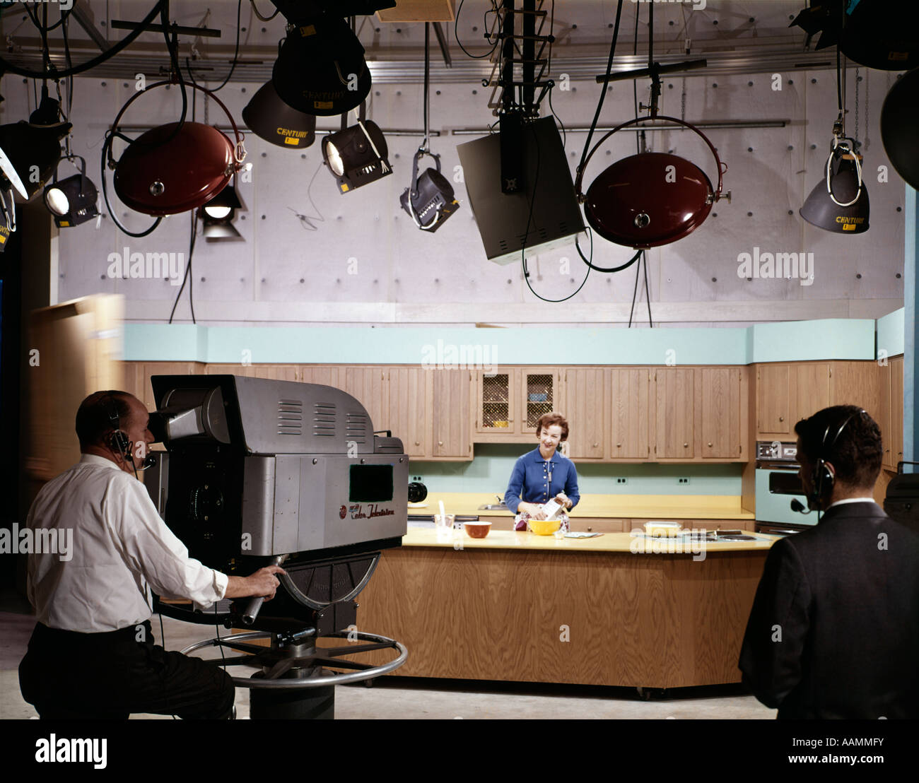 1960s fotocamera UOMO E DIRETTORE DI STUDIO RIPRESE DONNA FACENDO COOKING SHOW SUL SET Foto Stock