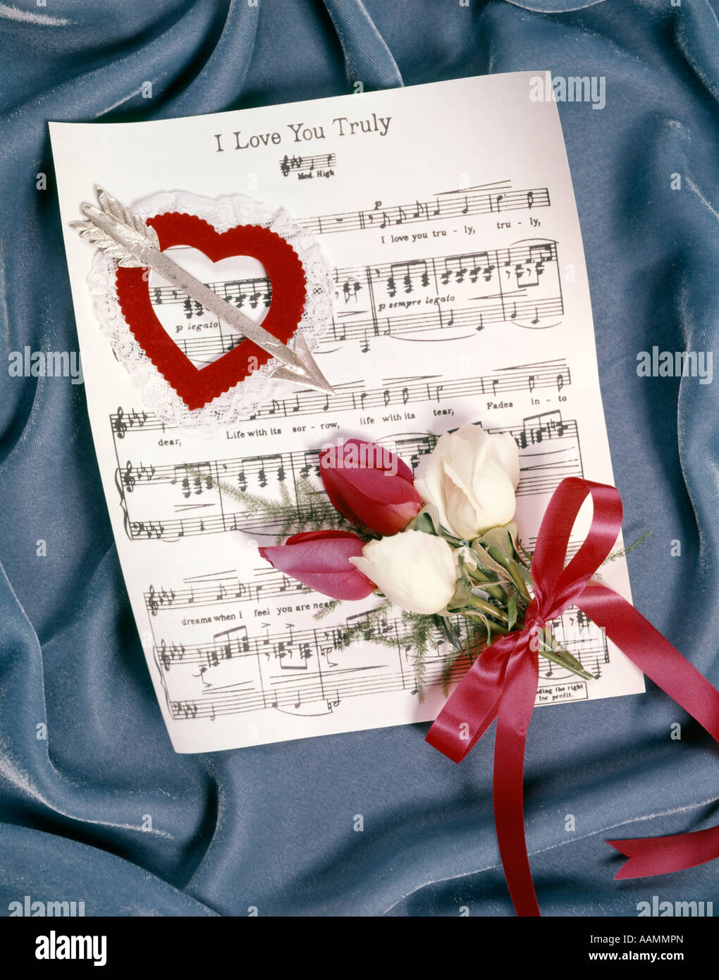 Ti amo veramente canzone spartiti di musica con il cuore e con rose bianche e rosse Foto Stock