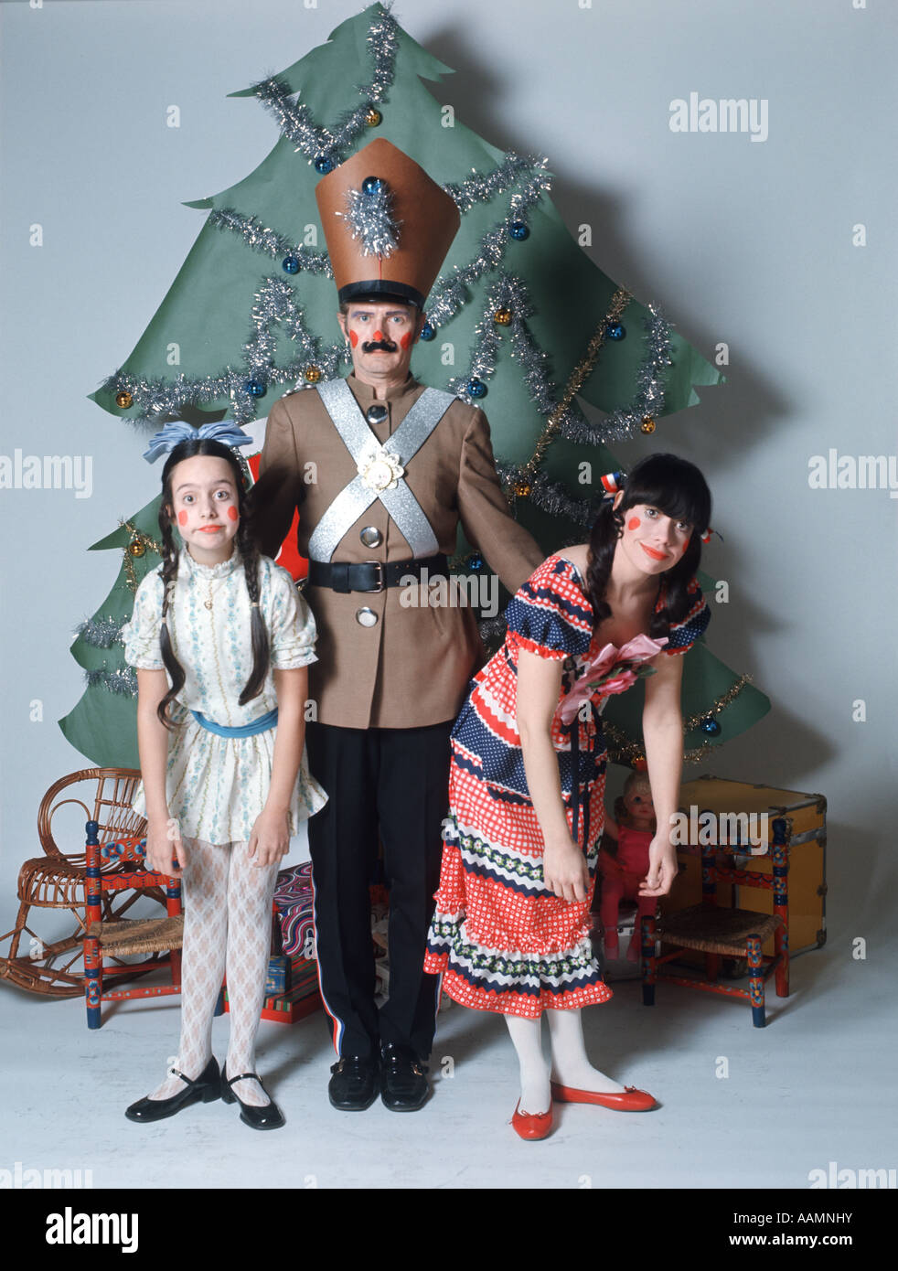 Famiglia in costume che si presentano come caratteri di natale Foto Stock