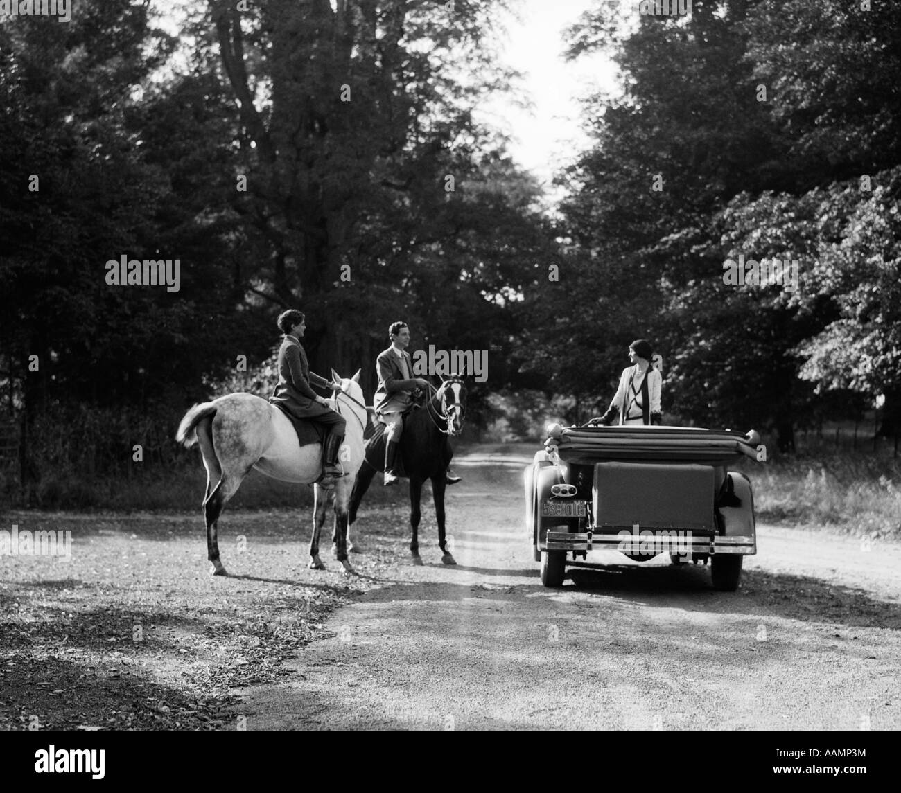 1920s 1930 giovane su cavalli incontro donna SU STRADA NEL CONVERTIBILE TOURING CAR Foto Stock