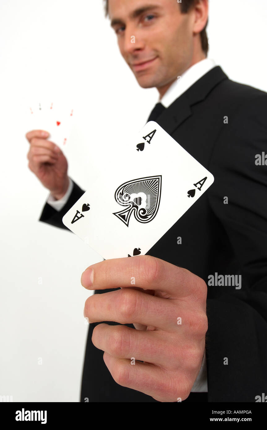 Mago tenendo l'asso di picche Foto Stock
