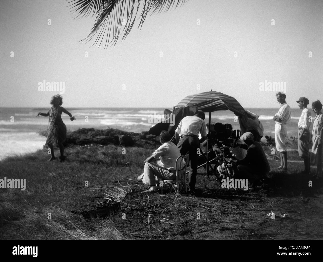 1920s film equipaggio riprese GILDA grigio nel mantello di erba HULA IN ALOMA DEI MARI DEL SUD Foto Stock