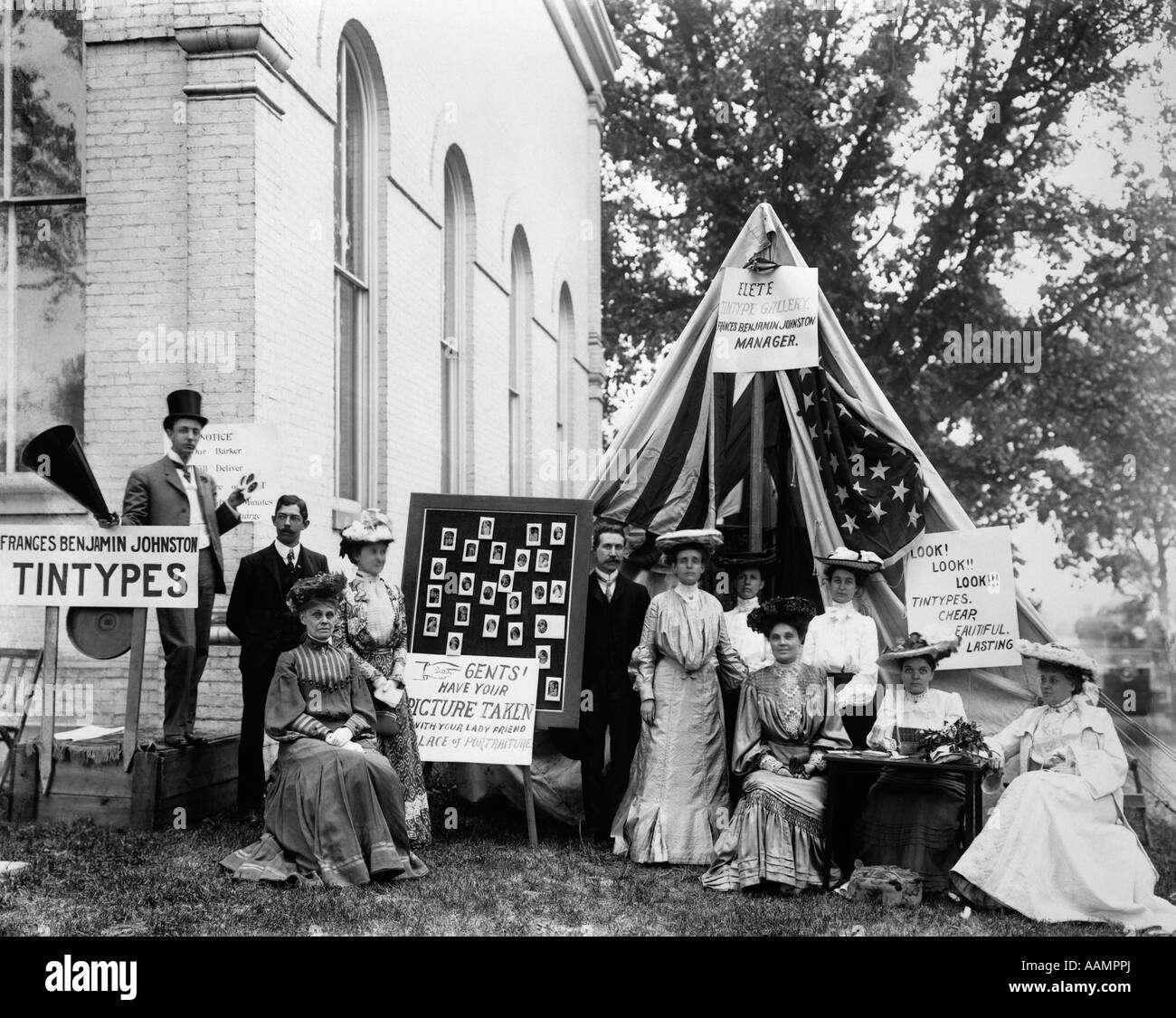 TINTYPE stand alla fiera della contea nel VA maggio 1903 VIAGGIO fotografia venditore tenda display segno Foto Stock