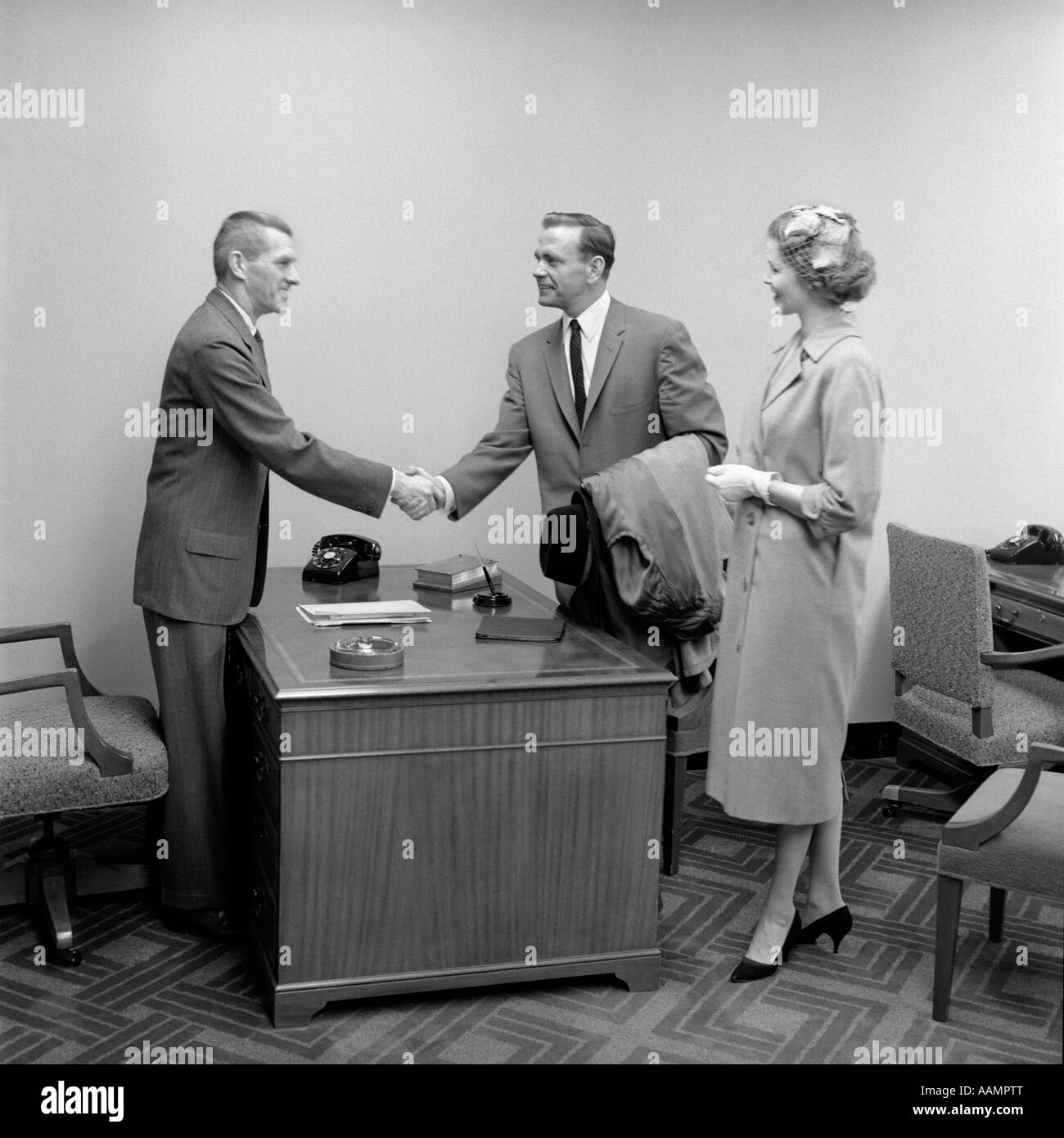 Anni Cinquanta GIOVANE UOMO OFFICE BUSINESS MEETING trattativa di handshake Foto Stock