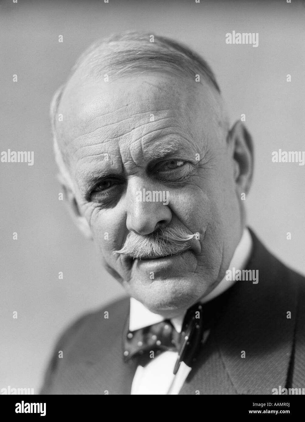1930s ritratto senior uomo vecchio filtro Bow Tie baffi grave espressione facciale preoccupazione preoccuparsi Foto Stock