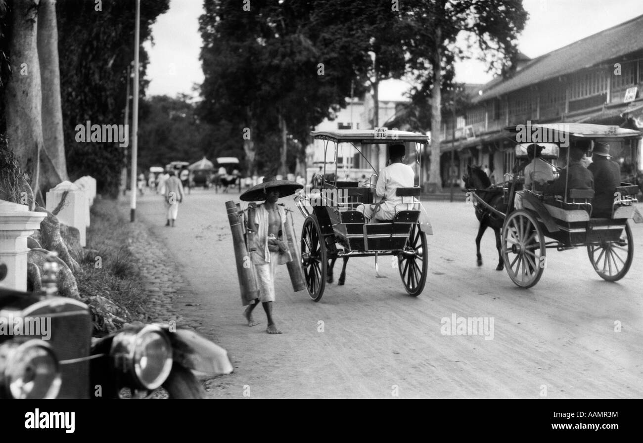 1920s 1930 BATAVIA JAKARTA JAVA INDONESIA Scena di strada carretti a cavallo Foto Stock