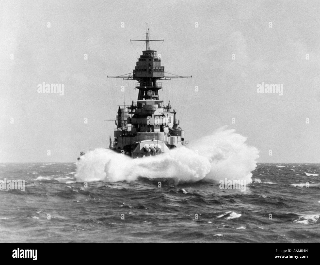 1940s USN corazzata rendendo enorme onda di prua PROVENIENTE IN TESTA SU A TUTTA VELOCITÀ Foto Stock
