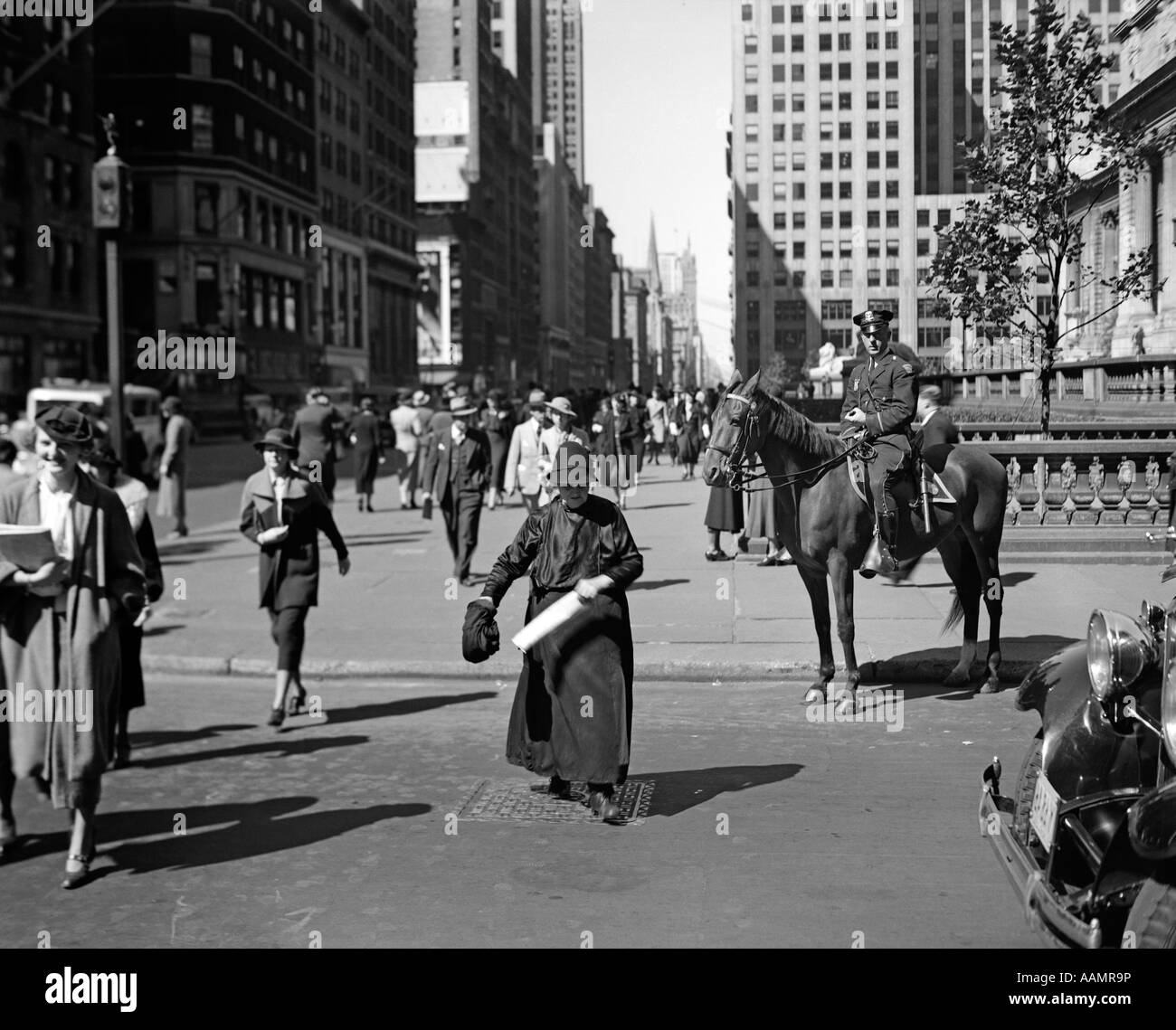 1930s montato poliziotto Fifth Avenue 40TH STREET orologi come vecchia donna attraversa la strada DI NEW YORK CITY STATI UNITI D'AMERICA Foto Stock