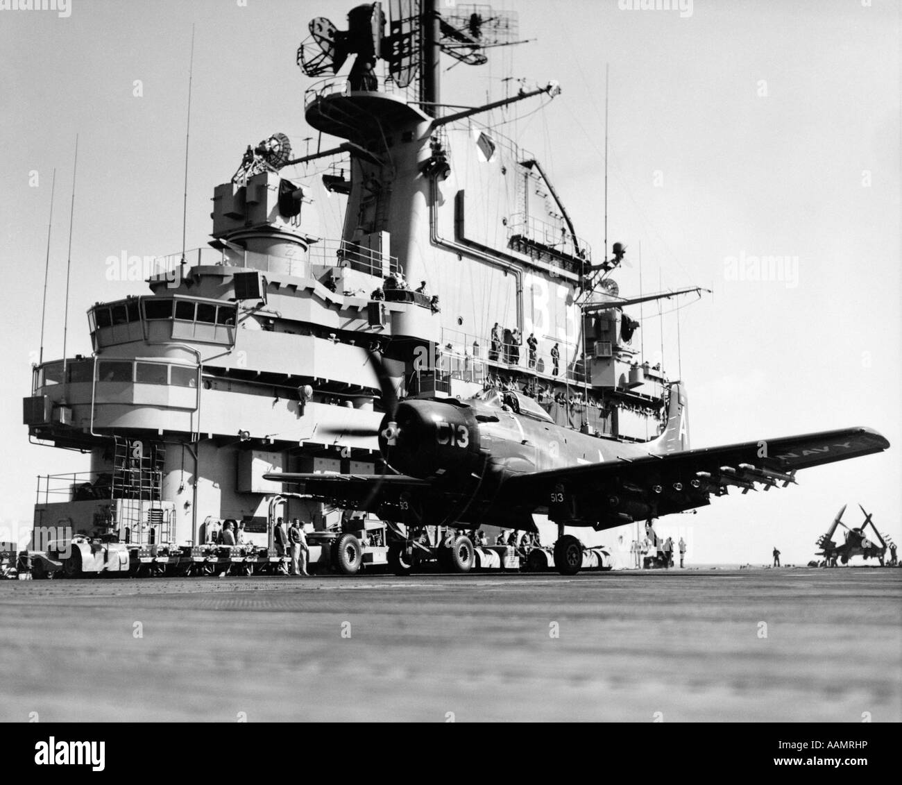 Anni Cinquanta il lancio di attacco aereo bombardiere dal ponte della portaerei durante la guerra di Corea US NAVY SHIP USS KEARSARGE Foto Stock