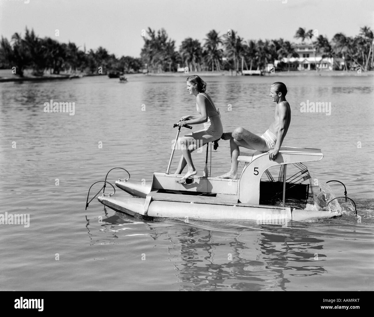 Pedalò MIAMI BEACH GIOVANE DONNA UOMO BOAT RETRO 1940s Foto Stock
