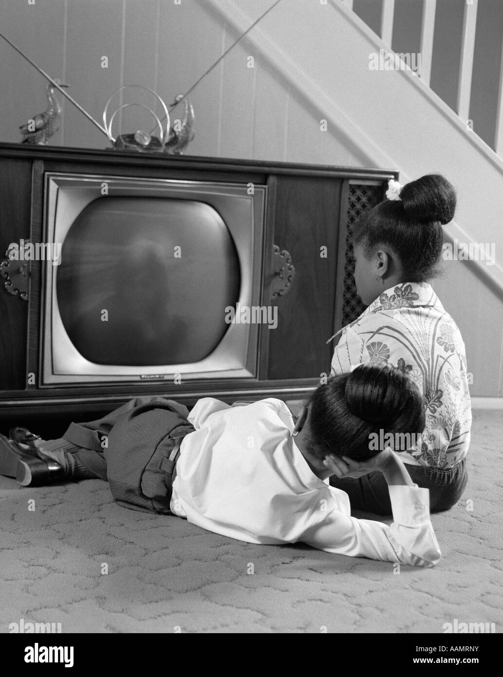 Anni Settanta due americano africano ragazze di guardare la televisione Foto Stock