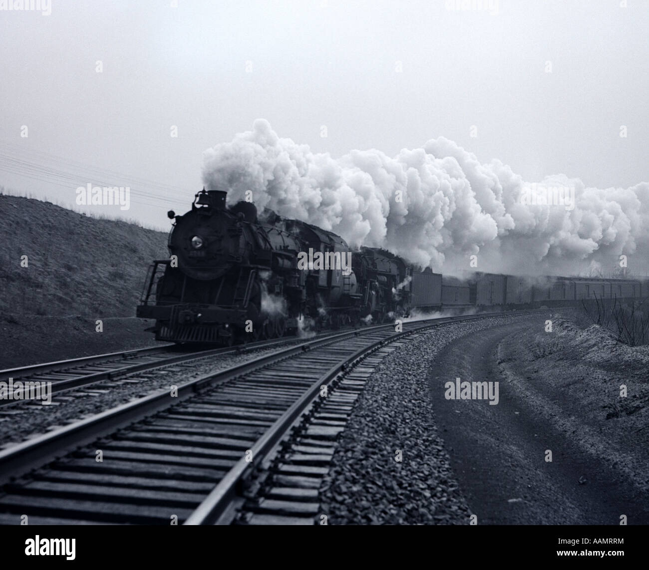 Negli anni quaranta anni cinquanta velocizzando la locomotiva a vapore treno passeggeri VICINO A PORT JERVIS NEW YORK STATI UNITI D'AMERICA Foto Stock