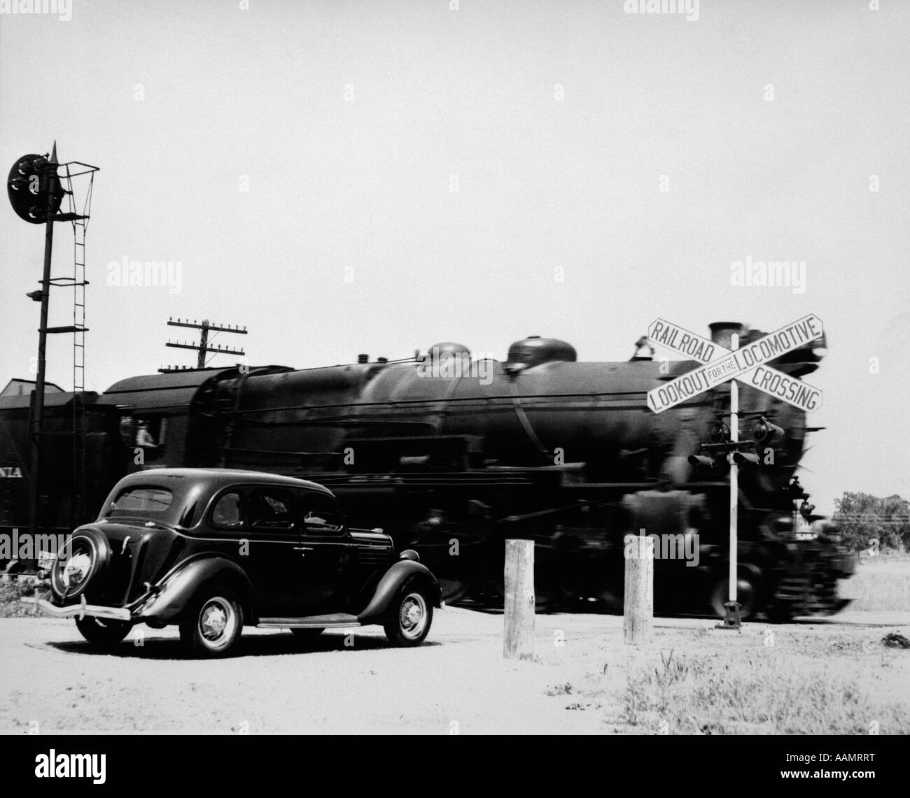 Metal railroad crossing sign Foto e Immagini Stock in Bianco e Nero - Alamy
