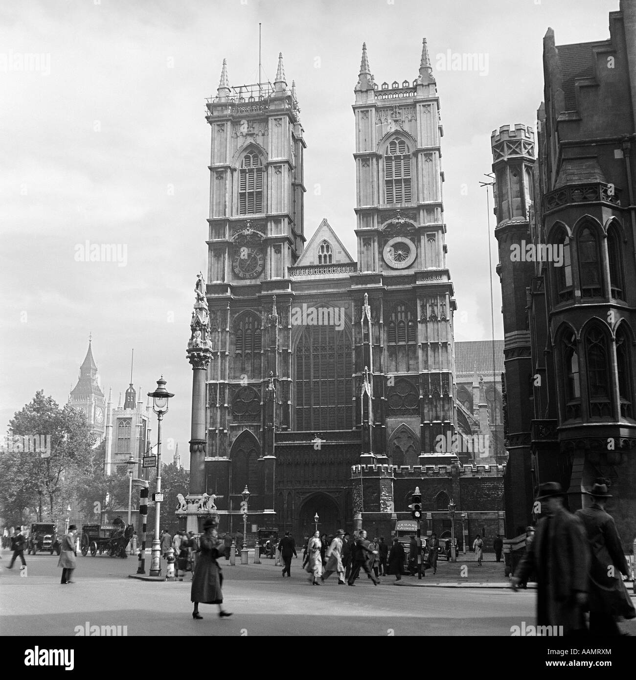 Anni Cinquanta STREET SCENE CITY OF LONDON WESTMINSTER ABBEY INGHILTERRA UK GRAN BRETAGNA Foto Stock