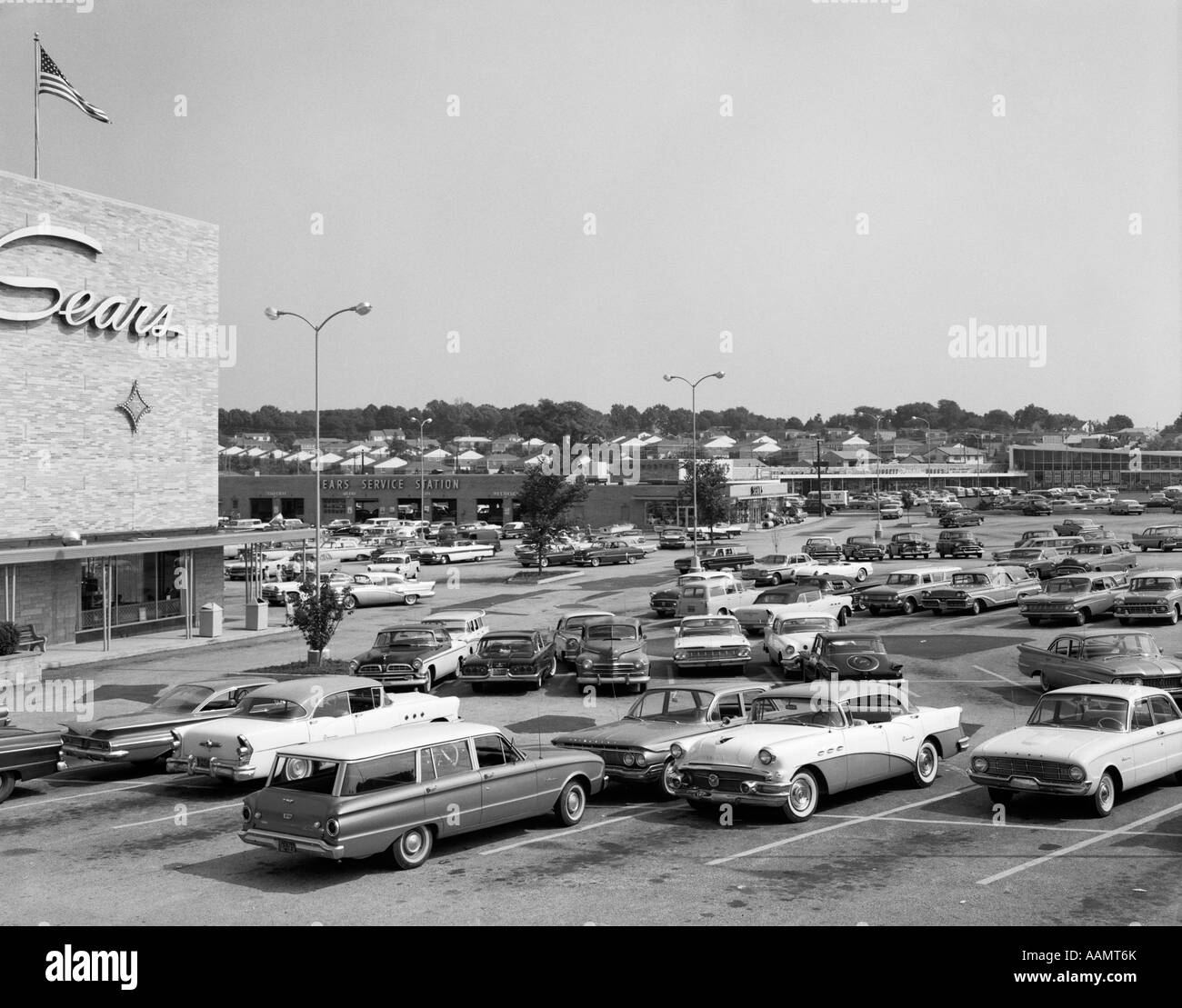 Anni Cinquanta SHOPPING MALL & parcheggio affollata Foto Stock