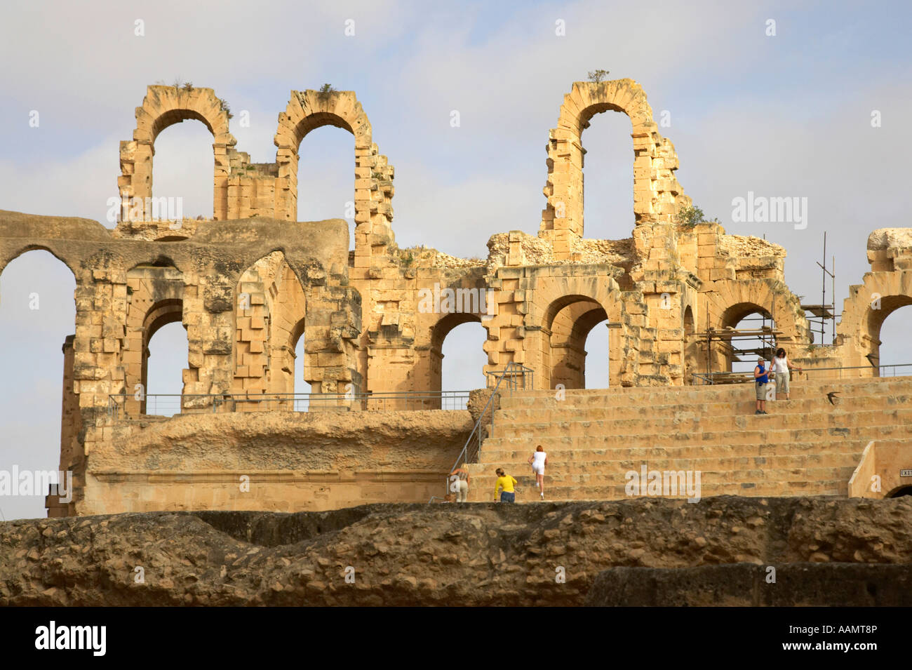 Resti di livelli superiori del vecchio Colosseo romano di El Jem tunisia Foto Stock