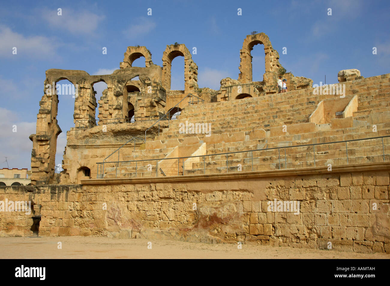 Guardando il retro rimane e stratificata area salotto nella principale arena del vecchio Colosseo romano di El Jem tunisia Foto Stock
