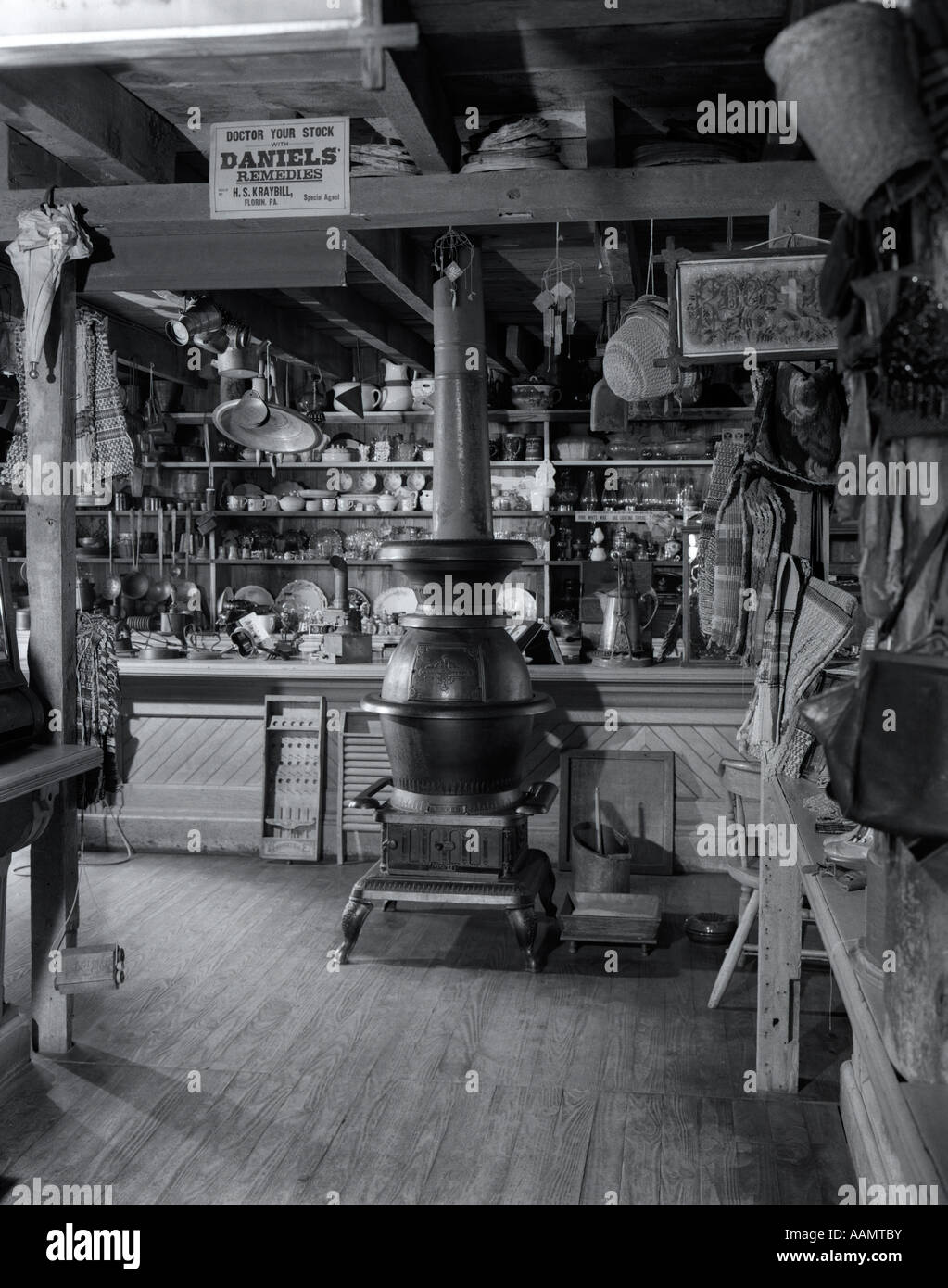 1930s COUNTRY GENERAL STORE INTERNO CON GHISA ventre gonfio stufa Foto Stock