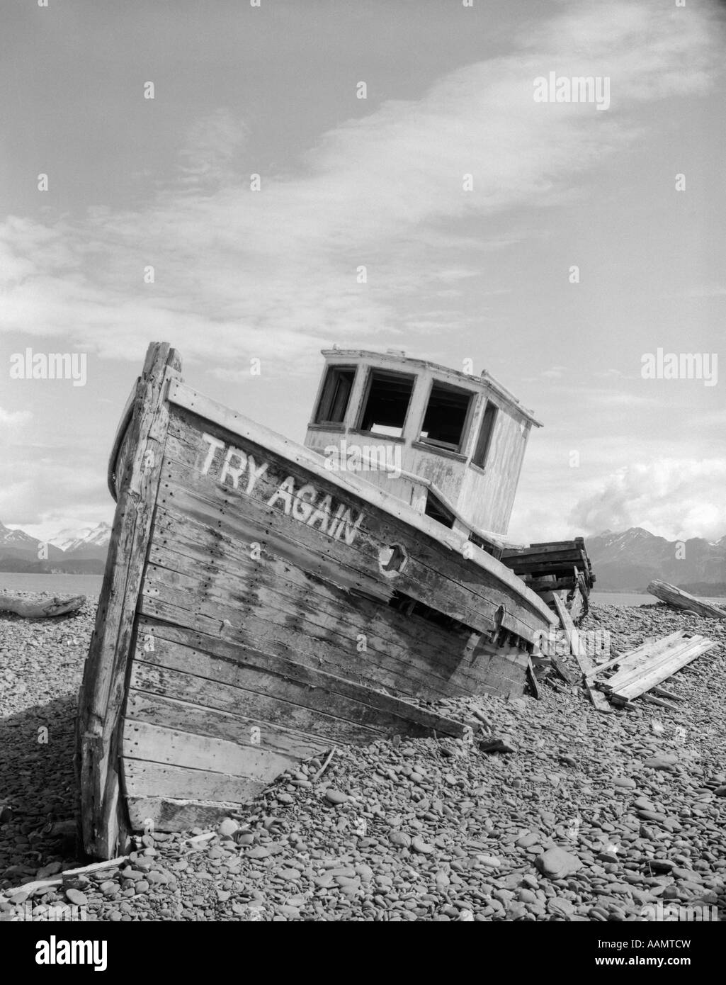 Naufragio della nave di legno falling apart sulla riva di ghiaia Nome Imbarcazione RIPROVARE Foto Stock