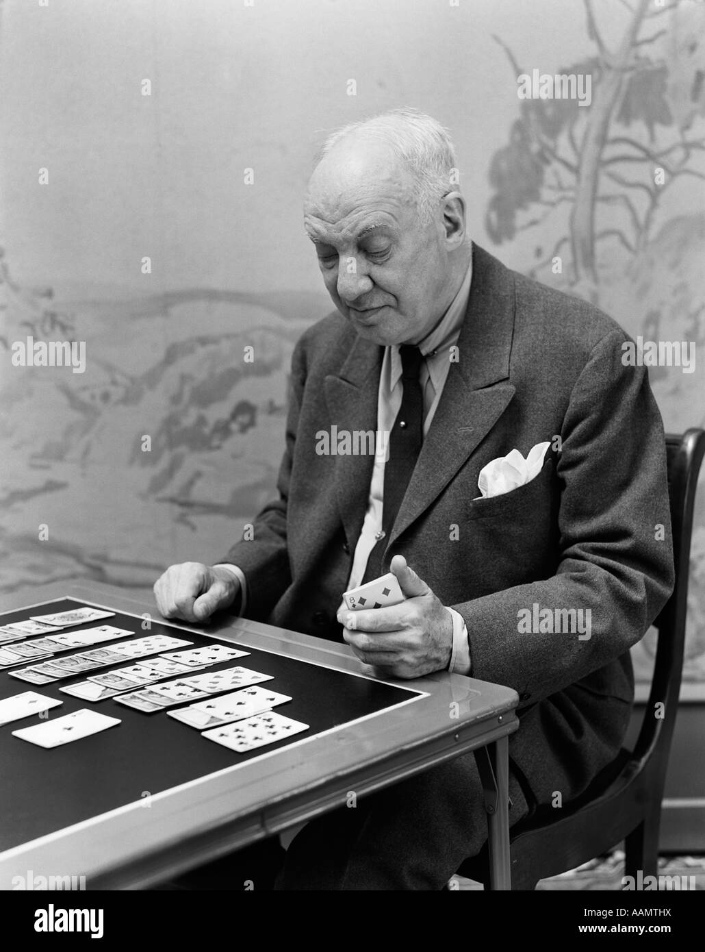 1930s 1940s uomo anziano giocare al solitario Foto Stock