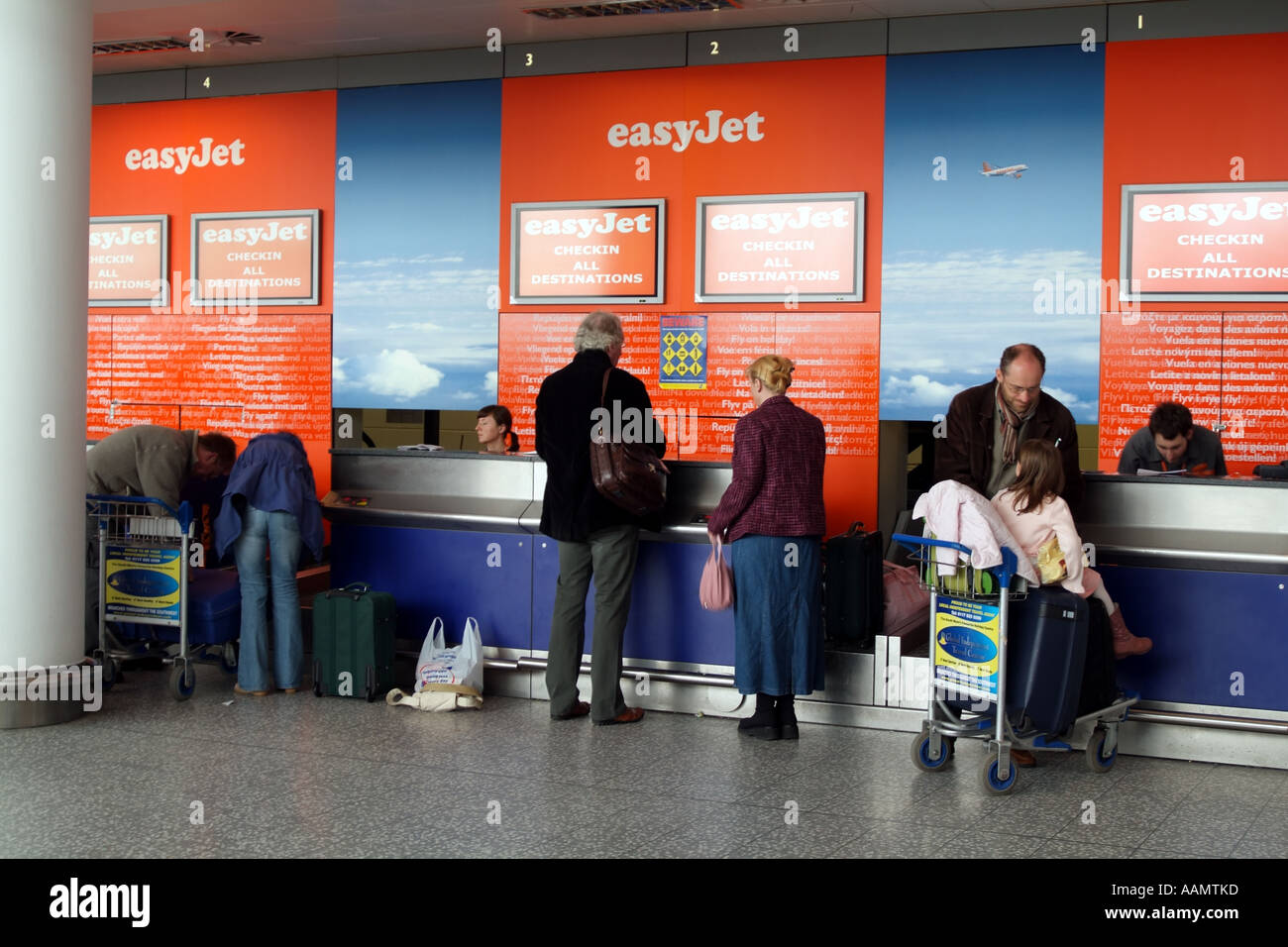 Easyjet la compagnia aerea bilancio banchi check-in presso l'Aeroporto Internazionale di Bristol Avon England Regno Unito Regno Unito il controllo dei passeggeri in Foto Stock