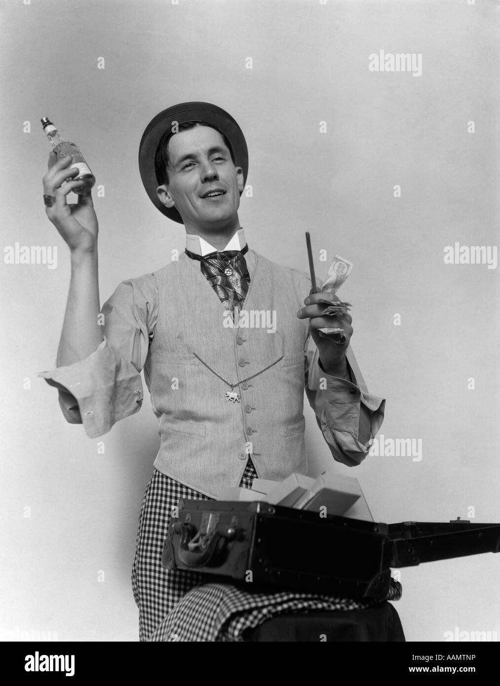 1930 L'uomo la vendita di oggetti da una valigia guardando la fotocamera Foto Stock