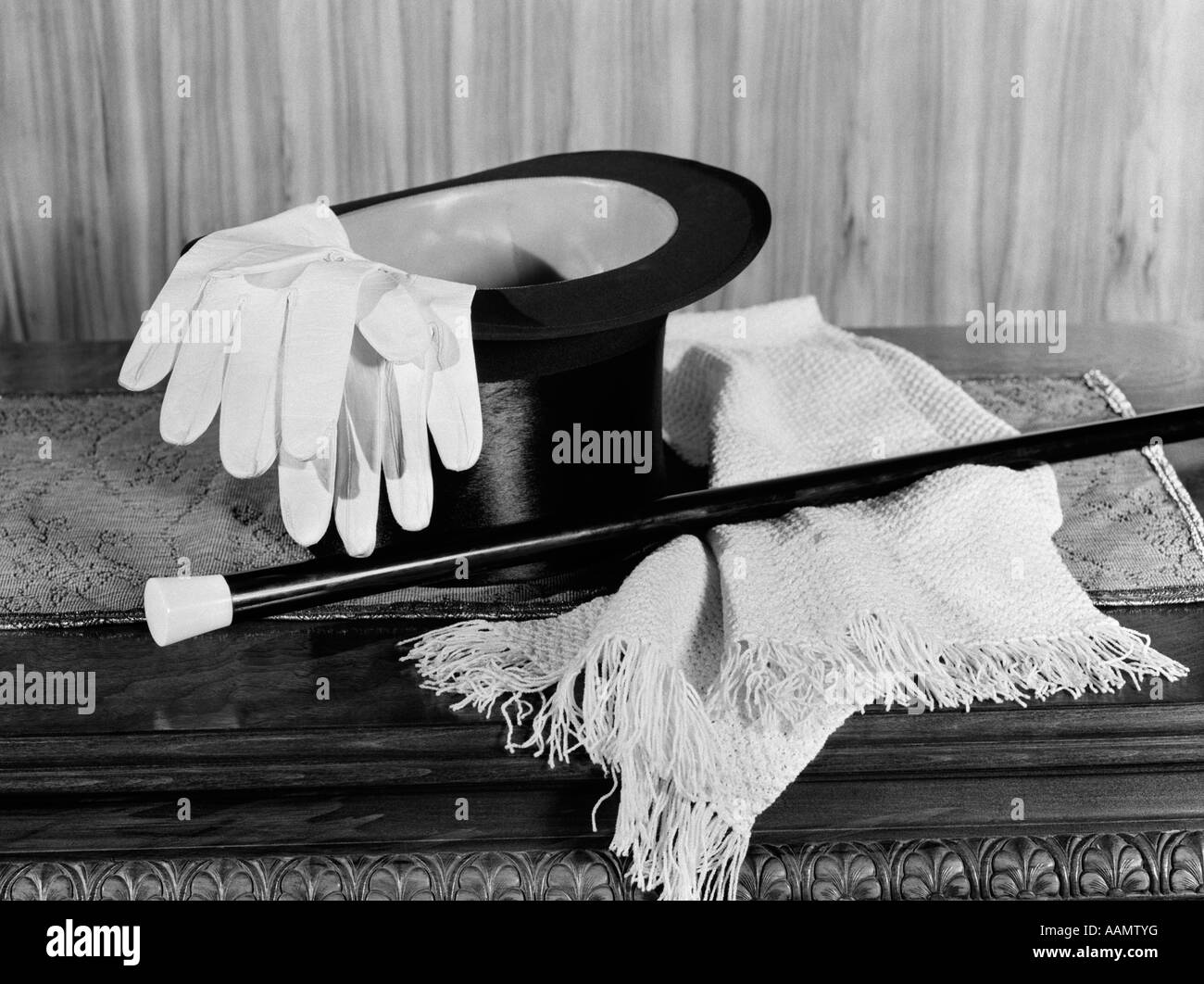 1920s 1930 dell'uomo serata formale indossare top hat guanti bianchi  SCIARPA E CANNA DA ZUCCHERO PER UNA NOTTE IN CITTÀ Foto stock - Alamy