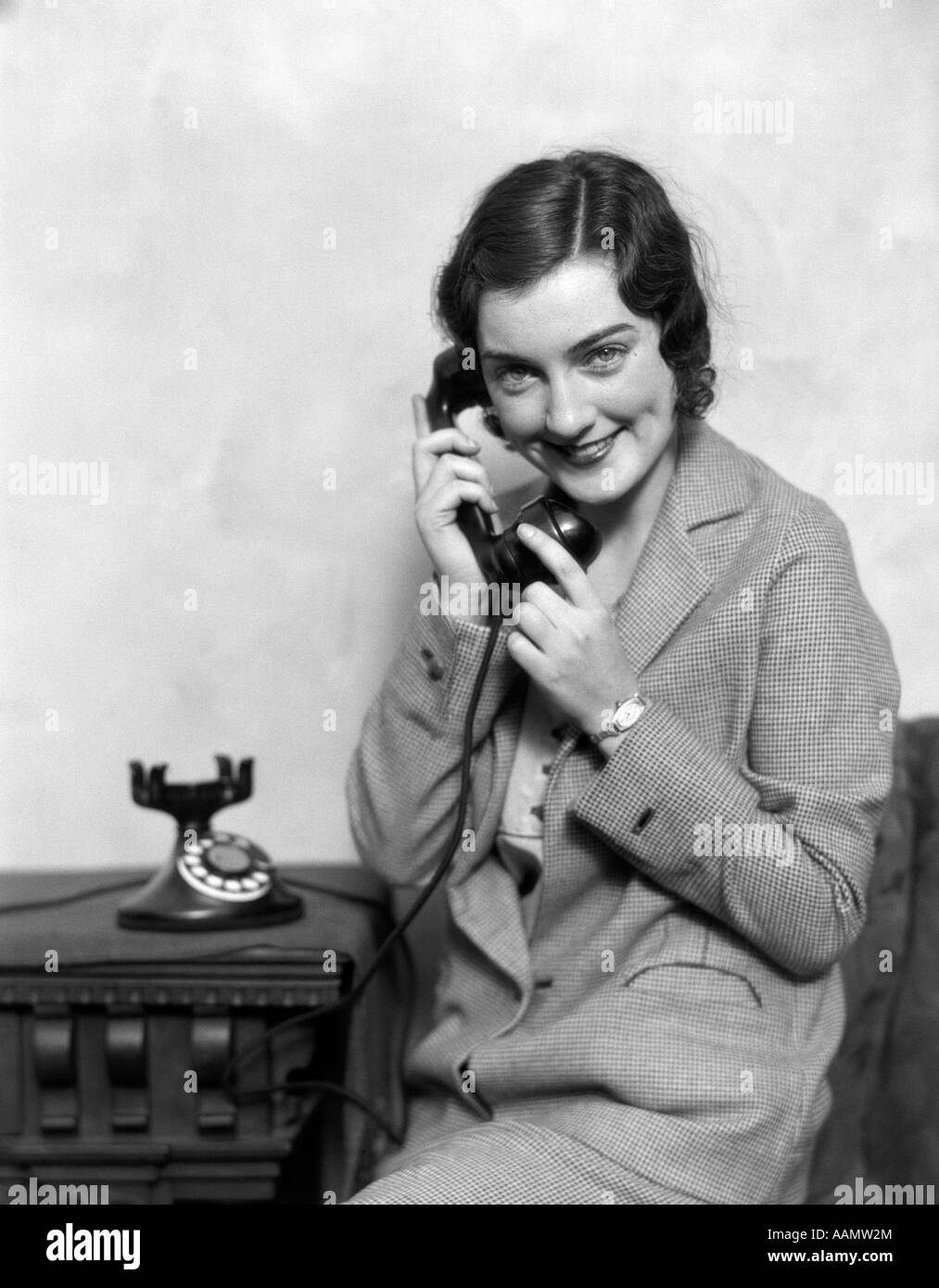 1920s donna sorridente parlando al telefono Foto Stock