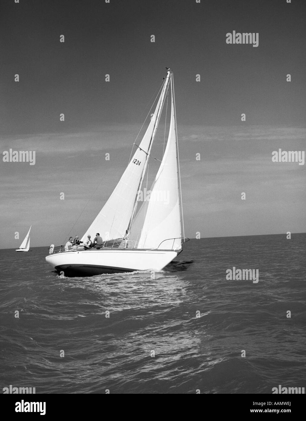 Anni Sessanta un gruppo di cinque uomini vela su imbarcazioni a vela di grandi dimensioni Foto Stock