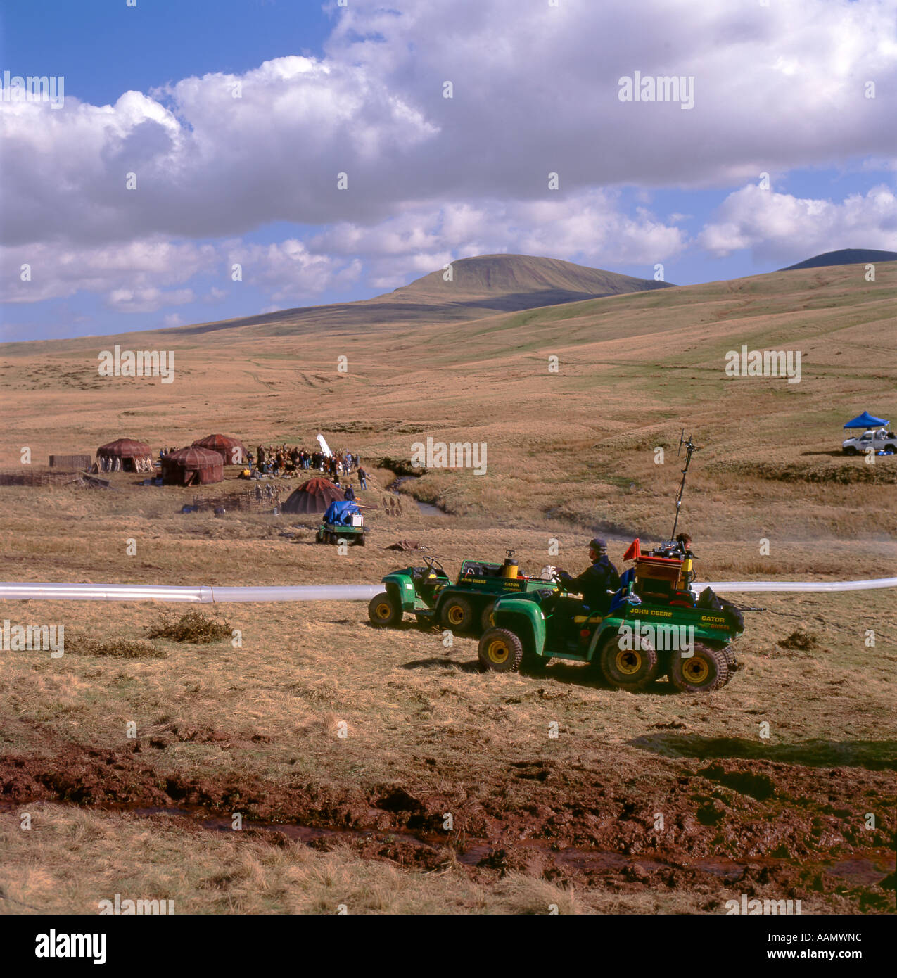 The Disney King Arthur set, equipaggio, attori nel paesaggio della Valle di Usk vicino Llanddeusant Brecon Beacons National Park Galles UK 2004 KATHY DEWITT Foto Stock