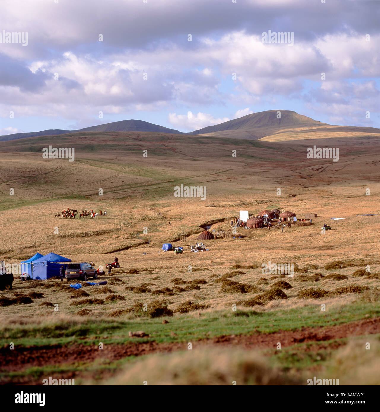 The Disney King Arthur set, equipaggio, attori nel paesaggio della Valle di Usk vicino Llanddeusant Brecon Beacons National Park Galles UK 2004 KATHY DEWITT Foto Stock