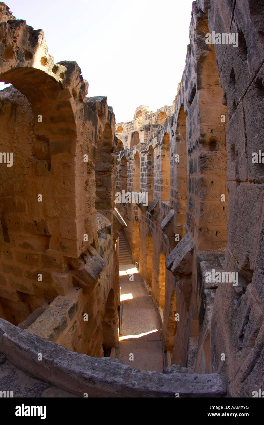 Guardando verso il basso sulla passerelle interne dal livello superiore del vecchio Colosseo romano di El Jem tunisia in verticale Foto Stock