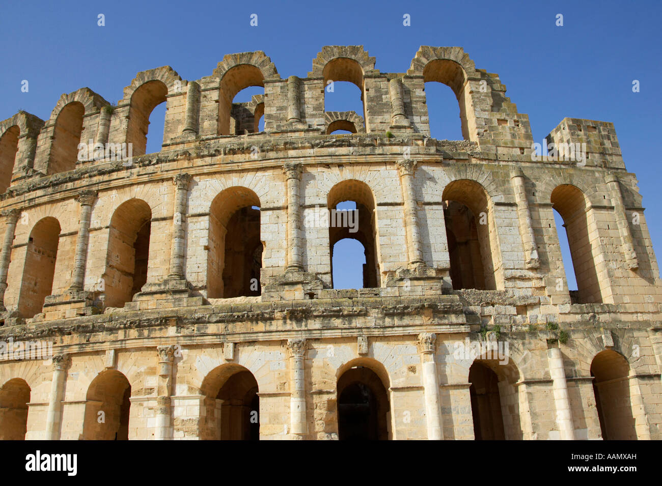 Vista esterna di tre livelli superiore delle arcate del vecchio Colosseo romano di El Jem tunisia Foto Stock