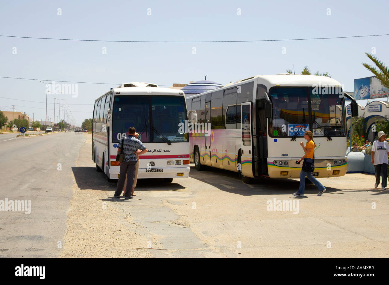 I turisti a tornare in tour bus dopo la sosta a lato della strada in Tunisia Foto Stock